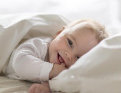 Baby schaut in die Kamera und lächelt